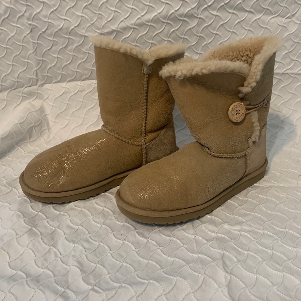 Ugg Bailey button short boot size 9, tan - Picture 3 of 9